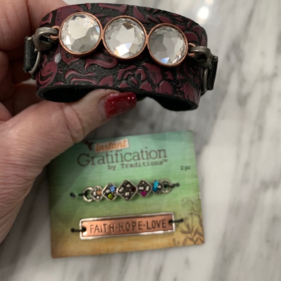 Handtooled leather wrist band - Picture 6 of 6